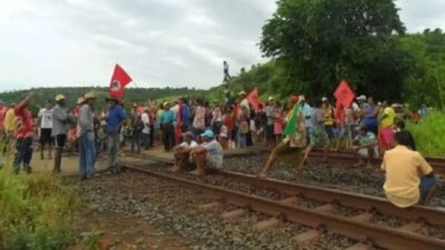 Militantes do MST interditam ferrovia e Vale suspende trens de cargas e passageiros