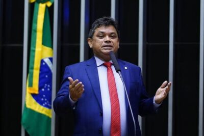 Na ânsia de defender Alexandre de Moraes, Márcio Jerry promove ministro a presidente