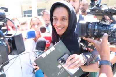 Oruam é liberado e deixa delegacia sorridente