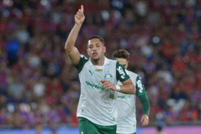 Palmeiras antecipa classificação e Flamengo se complica com empate