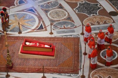Traslado do corpo do Papa Francisco da Casa Santa Marta para a Basílica de São Pedro
