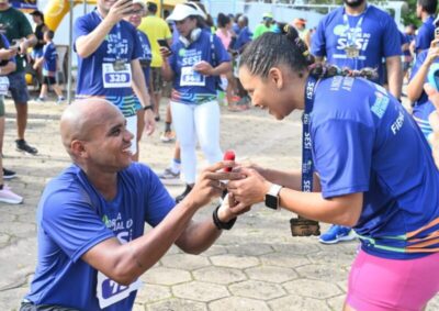 Assistente social pedida em casamento na Corrida do Sesi em São Luís diz “sim”
