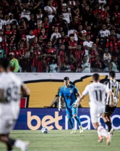 Com Neymar em campo, Santos derrota o Vitória e respira no Brasileirão