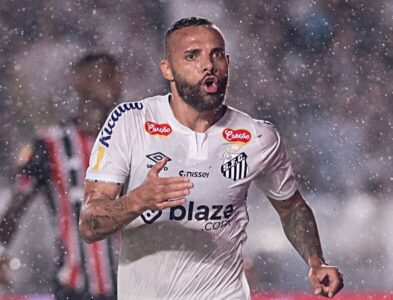Santos vence clássico San-São debaixo de muita chuva neste sábado na Vila