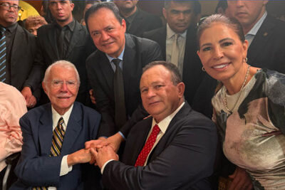 Rigo Teles e Abigail prestigiam os 95 anos do ex-presidente José Sarney