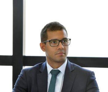 Homem invade Fórum de Bom Jardim e morde juiz no braço; AMMA repudia