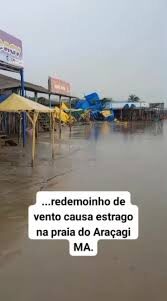 ASSISTA! Forte vendaval causa estrados na praia do Araçagi, em São Luís
