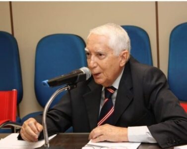 Raimundo Penha homenageia advogado Kleber Moreira