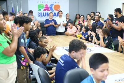 Paço do Lumiar: Prefeito Fred Campos recebe Alunos da Rede Municipal na sede da prefeitura após participação e classificação em Torneio de Robótica