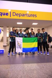 Prefeito Fred Campos acompanha embarque de alunos de Paço do Lumiar para etapa nacional do Torneio de Robótica do SESI em Brasília