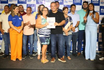 Prefeito Fred Campos entrega títulos de terra na Vila Epitácio Cafeteira pelo programa Regulariza Paço.
