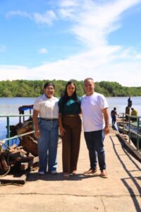 Prefeito Fred Campos entrega motores de popa para pescadores e fortalece a economia local.