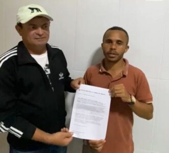 Vereadores Cenil e James desistem de processo que suspendeu lei de contratação em Penalva