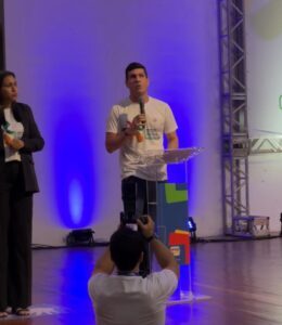 Secretário do Maranhão é ovacionado por profissionais durante congresso municipalista