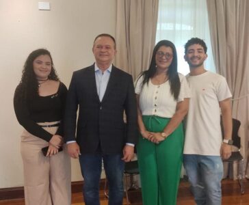 Aluna nota 10 da UEMA, natural de São João Batista, é homenageada pelo Governo do Estado em lançamento de prêmio de incentivo a estudantes