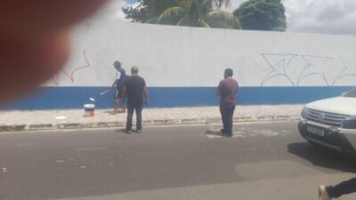 Após se apresentar na delegacia do Maiobão, homem é obrigado a pintar muro de escola que havia pichado