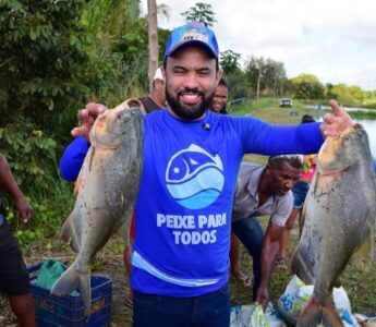 Prefeito de Palmeirândia mantém tradição e distribui quase 20 toneladas de peixes compradas diretamente dos produtores locais
