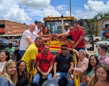 A pedido do prefeito Toca Serra, senadora faz entrega de retroescavadeira para a população de Pedro do Rosário