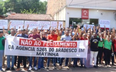 Moradores de Matinha fazem ato na frente do Bradesco contra fechamento da única agência bancária da cidade