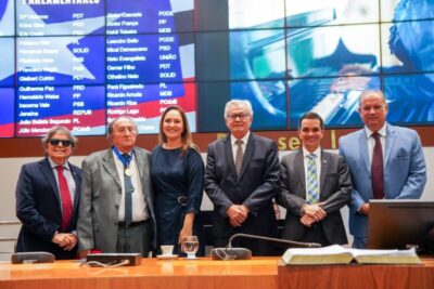 Assembleia homenageia ex-deputado César Bandeira e médico Harolfran de Melo