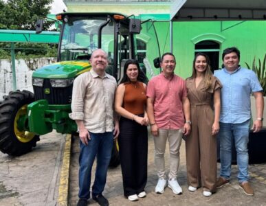 Prefeito André da Ralpnet recebe dois tratores agrícolas para fortalecer agricultura em Pinheiro