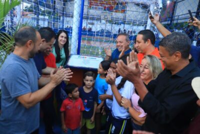 Prefeito Fred Campos entrega nova quadra poliesportiva no Iguaíba em tempo recorde de construção.