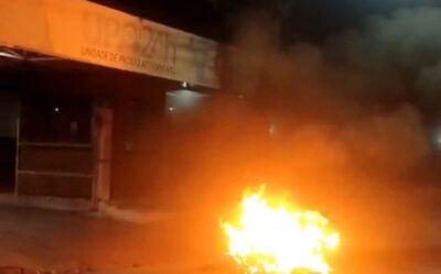 ASSISTA! Moto pega fogo na frente de UPA e assusta funcionários e pacientes, em São Luís