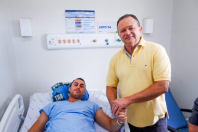 Governador Brandão visita policial que recebeu alta hospitalar após ser baleado