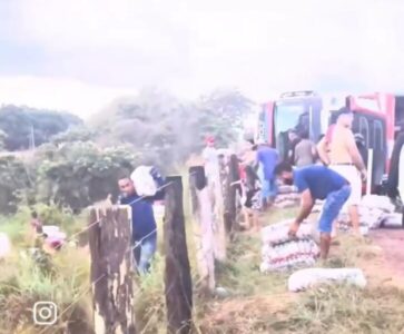 Carreta com 49 toneladas de arroz tomba em Barra do Corda e carga é saqueada por populares