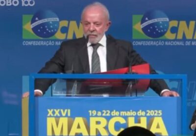 Lula é recebido com vaias em evento com prefeitos durante a Marcha a Brasília