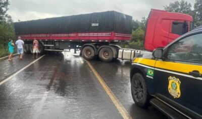 Carreta fica atravessada na BR-153 após acidente com automóvel