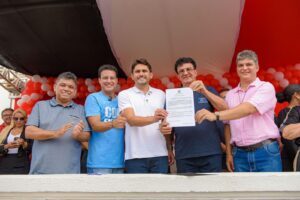 Felipe Camarão participa dos 129 anos de Codó e garante mil moradias para a população