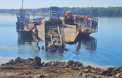 AGUIARNÓPOLIS: Caminhão cai no rio Tocantins por falha na atracação da balsa