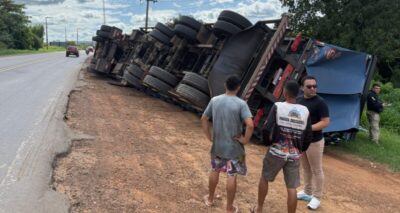 BARRA DO CORDA: Carreta com carga de refrigerante tomba na Br-226