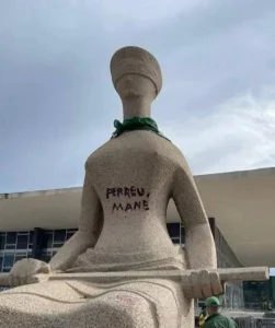 Se condenada a 14 anos, mulher que pichou ‘perdeu, mané’ em estátua do STF pode ir para o semiaberto no fim deste ano