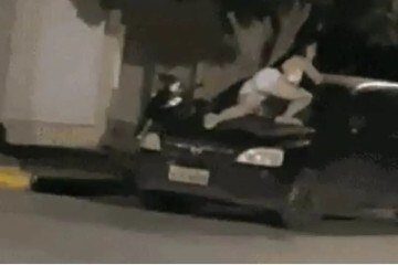 Mulher sobe em carro e impediu marido de fugir com a filha