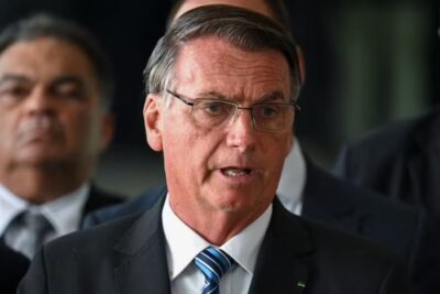Bolsonaro passa mal e é transferido de helicóptero para hospital