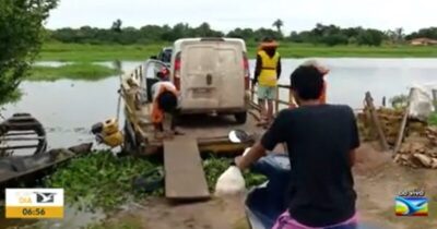 Condutores se arriscam em balsa improvisada após interdição de ponte na BR-316