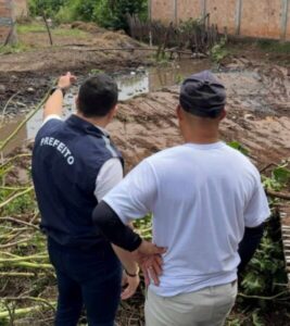 Prefeito André da RalpNet acompanha serviços de limpeza e desobstrução da tubulação de água pluvial da rodoviária de Pinheiro