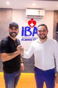 Cantor Felipão é recebido por Octávio Soeiro ao visitar o Instituto Beneficente Albino Soeiro no São Cristóvão