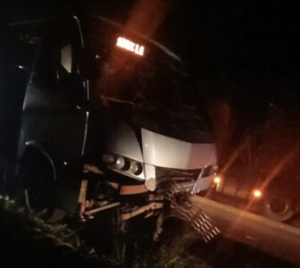 Van com pacientes do TFD de Tuntum se envolve em grave acidente na BR-135