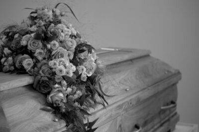 Funerária é condenada a indenizar famílias por troca de corpos