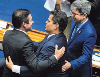 Nova cúpula do Congresso busca Dino para discutir emendas em meio a pelo menos 20 investigações mirando parlamentares
