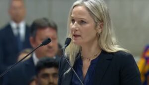 Andressa Collet entra para a história ao representar o Brasil na missa de abertura do conclave no Vaticano