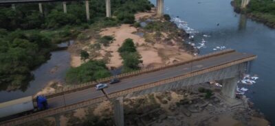 Um mês após desabamento, carro continua preso em ponte no Maranhão