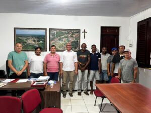 Prefeito Zé Martins recebe comissão para discutir a extração de areia em comunidades quilombolas de Bequimão