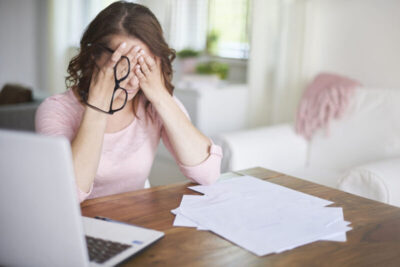 Durmo e acordo cansado, mas cumpro todas as tarefas: entenda o que é depressão funcional