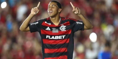Flamengo vence Botafogo-PB no Castelão lotado e comemora com golaço de joia da base