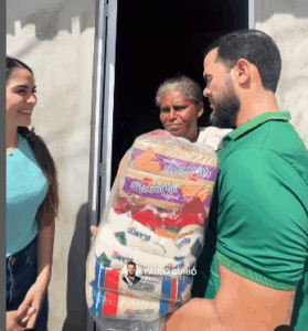 Prefeito Paulo Curió visita área afetada por enchente e distribui cestas básicas