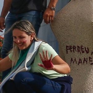 Mais de 70% consideram injusta pena de 14 anos a mulher que pichou estátua do STF, diz pesquisa